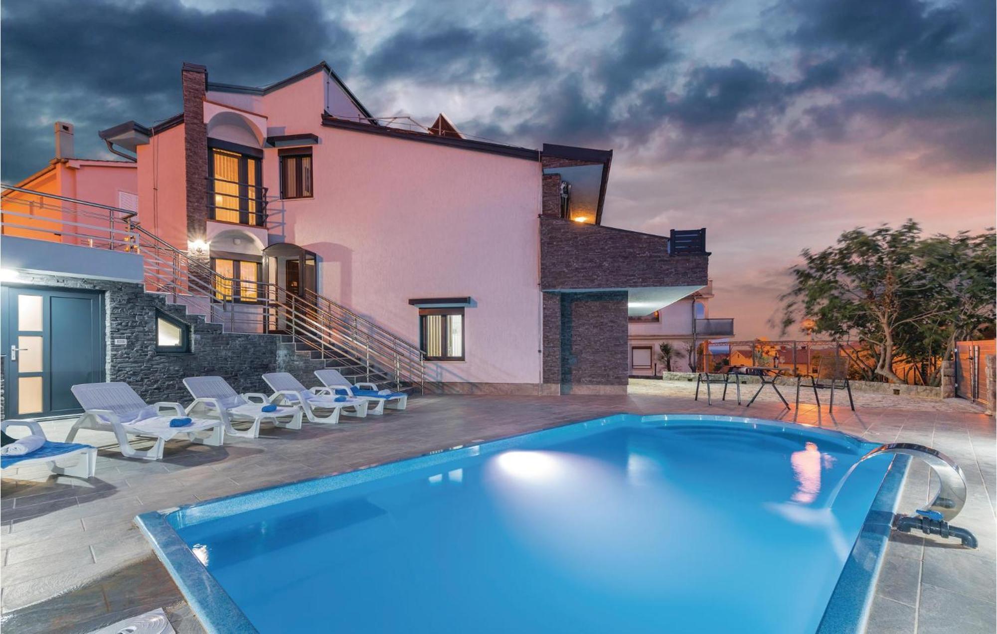 4 Bedroom Cozy In Krk *